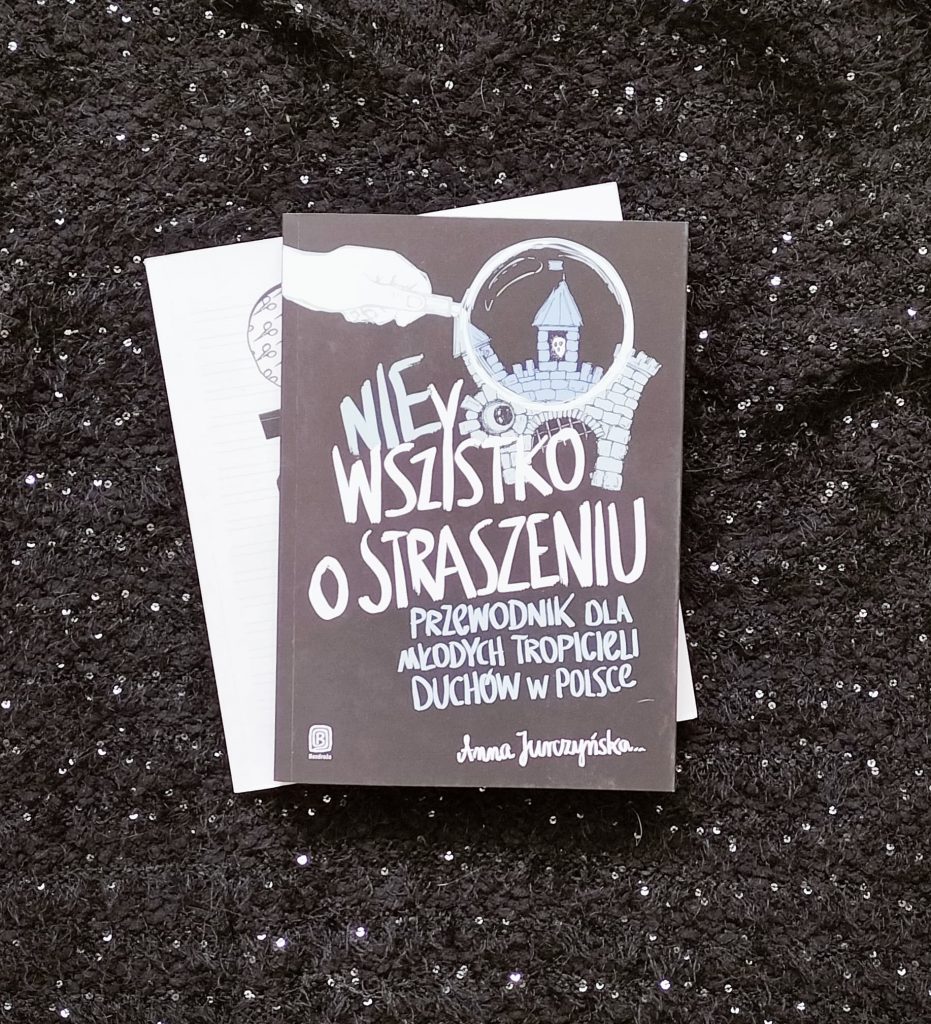 Okładka książki pt.: "Nie wszystko o straszeniu. Przewodnik dla młodych tropicieli duchów w Polsce"