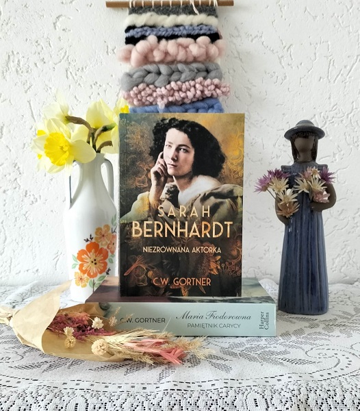 Okładka książki pt.: „Sarah Bernhardt. Niezrównana aktorka".