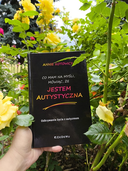 Okładka książki pt.: "Co mam na myśli mówiąc, że jestem autystyczna".