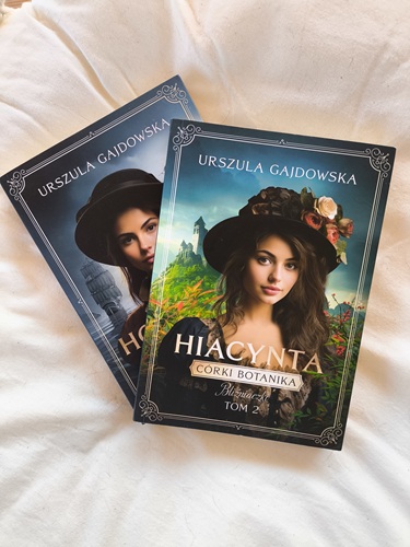 Okładka książki pt.: „Hiacynta”.