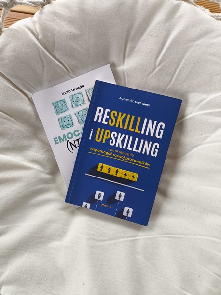 Okładka książki pt.: „Reskilling i upskilling_jak skutecznie wspomagać rozwój pracowników”.