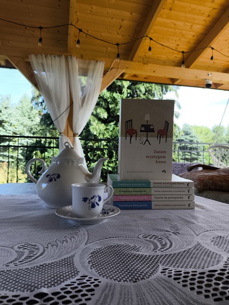 Okładka książki pt.: „Zanim wystygnie kawa”.
